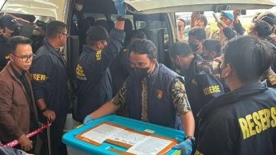 Polri Serahkan Tersangka dan Barang Bukti Perkara Dugaan Korupsi kepada Kejaksaan Agung