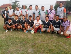 Lewat Lapangan Hijau Menjalin Persaudaraan, Bupati Tegal Ikut Bertanding Mini Soccer di Desa Mangunsaren