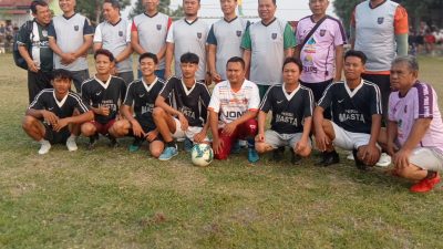 Lewat Lapangan Hijau Menjalin Persaudaraan, Bupati Tegal Ikut Bertanding Mini Soccer di Desa Mangunsaren