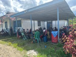 Asah, Asih, Asuh di Tanah Papua, Satgas Yonif 521/DY Perbaiki Pintu yang Rusak dan Berikan Bantuan Kitab Suci kepada Tokoh Agama di Kobakma