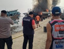Tiga Kapal Terbakar di Dermaga Kaliadem Muara Angke, Polisi Amankan Lokasi