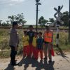 Menjaga Nyawa di Titik Rawan  Bhabinkamtibmas Polsek Gebang Edukasi Keselamatan Anak-Anak di Perlintasan Tanpa Palang Desa Dompyong Kulon