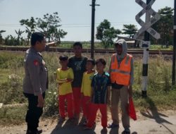 Menjaga Nyawa di Titik Rawan  Bhabinkamtibmas Polsek Gebang Edukasi Keselamatan Anak-Anak di Perlintasan Tanpa Palang Desa Dompyong Kulon