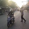 Menata Langkah Pagi Demi Keselamatan Bersama: Polsek Lemahabang Atur Lalu Lintas di Pertigaan Cipeujeuh, Cegah Kemacetan, Laka Lantas, dan Tawuran Pelajar