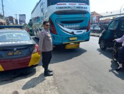 Polsek Weru Laksanakan Pengaturan Lalu Lintas Siang di Perempatan Lampu Merah Weru: Wujudkan Perjalanan Aman, Tertib, dan Lancar Bagi Semua