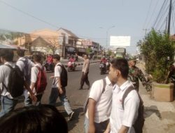 Giat Rutin PH Siang Polsek Plered di Jalur Pantura Jaga Keselamatan di U-Turn Depan SMK Nusantara Saat Bubaran Sekolah