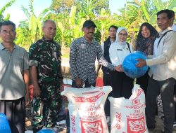 Dukung Ketahanan Pangan TMMD Ke-129, Kodim 0620/Kab. Cirebon Bersama DKPP Salurkan 1.200 Bibit Lele dan 60 Kg Pakan untuk Warga Desa Luwung Kencana