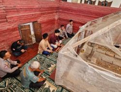 Jalin Kerukunan dan Keamanan Kapolsek Weru Silaturahmi ke Situs Keramat Megu Gede, Berdialog Dengan Pengurus DKM dan Marbot