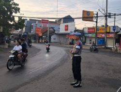 Jaga Keselamatan di Jam Sibuk Polsek Lemahabang Atur Lalu Lintas di Pertigaan Cipeujeuh, Cegah Kemacetan, Kecelakaan, dan Tawuran Pelajar