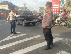 Kapolsek Mengwi Pantau Arus Lalu Lintas dan Awasi Personel Pengaturan di Simpang Wiros