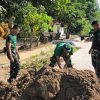 Tak Hanya Bangun Jalan, Satgas TMMD ke-129 Kodim 0620/Kab. Cirebon Rapikan Bahu Jalan untuk Tingkatkan Keselamatan Pengguna
