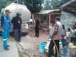 Pemdes Lumpang Bersama Tirta Kahuripan Salurkan Air Bersih Gratis kepada Warga Terdampak Kemarau
