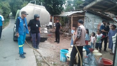 Pemdes Lumpang Bersama Tirta Kahuripan Salurkan Air Bersih Gratis kepada Warga Terdampak Kemarau