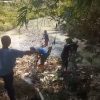 Warga RW 03 Bersama Bhabinkamtibmas Gempol Bersinergi dan Bergotong Royong Membersihkan Sampah Di Aliran Sungai Lebak