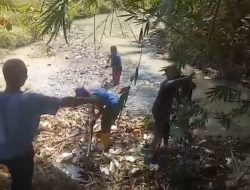 Warga RW 03 Bersama Bhabinkamtibmas Gempol Bersinergi dan Bergotong Royong Membersihkan Sampah Di Aliran Sungai Lebak