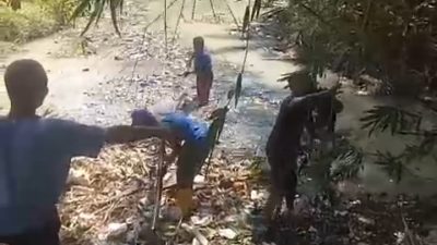 Warga RW 03 Bersama Bhabinkamtibmas Gempol Bersinergi dan Bergotong Royong Membersihkan Sampah Di Aliran Sungai Lebak