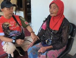 Hadir hingga Pintu Rumah, Pelayanan Kesehatan Satgas TMMD ke-129 Kodim 0620/Kab. Cirebon Beri Kepedulian Nyata bagi Warga Luwung Kencana
