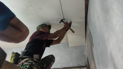 Rumah Semakin Nyaman, Satgas TMMD ke-129 Kodim 0620/Kab. Cirebon Tuntaskan Tahap Pemasangan Plafon RTLH Ibu Wartiyem