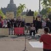 Solidaritas Jurnalis Bali (SJB) menggelar aksi teatrikal dalam unjuk rasa penolakan pelabelan londo ireng saat car free day Denpasar.