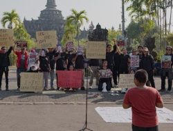 Solidaritas Jurnalis Bali (SJB) menggelar aksi teatrikal dalam unjuk rasa penolakan pelabelan londo ireng saat car free day Denpasar.