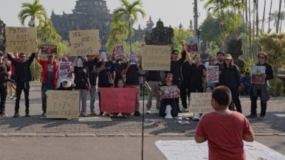 Solidaritas Jurnalis Bali (SJB) menggelar aksi teatrikal dalam unjuk rasa penolakan pelabelan londo ireng saat car free day Denpasar.