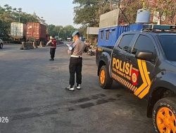 Personel Satsamapta dan Satlantas Polres Pelabuhan Tanjung Priok Laksanakan Pengaturan Lalu Lintas, Wujudkan Arus Lalin Aman, Lancar, dan Kondusif