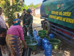Mengalirkan Harapan di Tengah Kemarau, Satgas TMMD ke-129 Salurkan Bantuan Air Bersih kepada Masyarakat