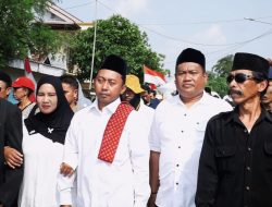 Gunawan Resmi Daftar Bakal Calon Kepala Desa Sumberurip Diantar Keluarga Dan Ratusan Pendukung ke Meja Panitia
