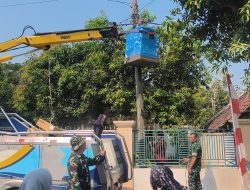 TMMD ke-129 Kodim 0620/Kab. Cirebon Hadirkan Penerangan Jalan Umum bagi Masyarakat Desa Luwung Kencana