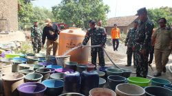 TNI Hadir di Tengah Kesulitan Warga, Kodim 0614/Kota Cirebon Salurkan Air Bersih