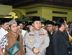 Kapolresta Cirebon Takziah ke Rumah Duka Sesepuh Pondok Buntet Pesantren Almarhum KH. Hasanuddin Kriyani