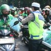 Jumat Peduli, Polda Metro Jaya Pererat Silaturahmi dengan Pengemudi Ojol