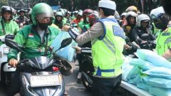 Jumat Peduli, Polda Metro Jaya Pererat Silaturahmi dengan Pengemudi Ojol