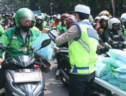 Jumat Peduli, Polda Metro Jaya Pererat Silaturahmi dengan Pengemudi Ojol