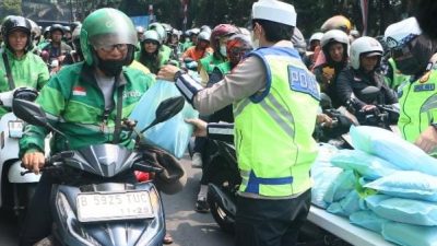 Jumat Peduli, Polda Metro Jaya Pererat Silaturahmi dengan Pengemudi Ojol