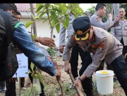Semarak HUT ke-81 RI, Polres Pelabuhan Tanjung Priok Tanam 20 Pohon Bersama Masyarakat