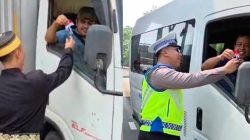 Semarak HUT RI ke 81 Tahun, Induk PJR BSD Korlantas Polri Membagikan Aksesories Bendera Merah Putih dengan memakai Baju Adat 