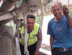 Iptu Bayu Ferdian Fembriano Induk PJR BSD Korlantas Polri Membantu Seorang Kakek Berumur 70 Tahun Mengalami Kerusakan Mobil di Tol BSD 