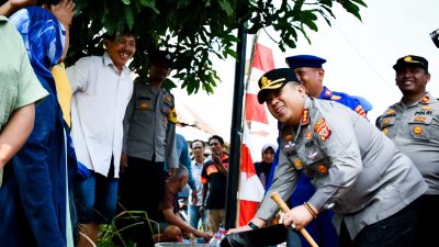 Peduli Warga Terdampak Kekeringan, Polresta Cirebon Distribusikan 6.000 Liter Air Bersih ke Desa Slangit