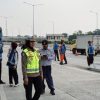 Personil PJR Induk BSD Korlantas Polri Memberikan Edukasi Untuk Mobil Over Dimension dan Over Load 