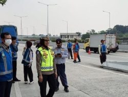 Personil PJR Induk BSD Korlantas Polri Memberikan Edukasi Untuk Mobil Over Dimension dan Over Load 