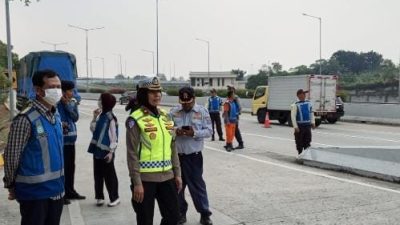 Personil PJR Induk BSD Korlantas Polri Memberikan Edukasi Untuk Mobil Over Dimension dan Over Load 