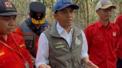 Tinjau Karhutla Kalsel, Menhut Raja Antoni : Api Sudah Tak Terlihat, tapi Gambut Masih Berasap