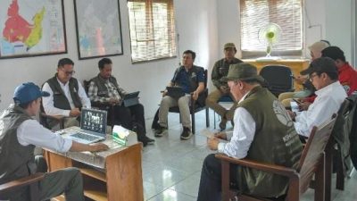 Di Tengah Cek Karhutla Kalimantan Selatan, Menhut Raja Antoni Gelar Rapat Mendadak Penguatan Penanganan