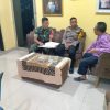 Jaga Rawat Jawa Barat : Bhabinkamtibmas dan Babinsa Ajak Warga Kedawung Perkuat Kerukunan dan Keamanan Lingkungan
