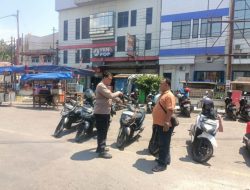 Sambangi Korlap Parkir PGC, Bhabinkamtibmas Polsek Utbar Sampaikan Pesan Kamtibmas: Perkuat Kerja Sama, Wujudkan Lingkungan Aman dan Tertib