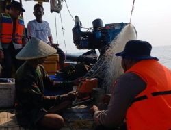 Jakarta On The Spot, Satpolairud Polres Kepulauan Seribu Sambangi Nelayan, Sosialisasikan Layanan Polisi 110 dan Keselamatan Berlayar 
