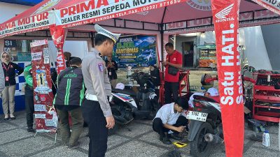 Puluhan Driver Ojol di Kuningan Dapat Servis Motor dan Ganti Oli Gratis dari Polisi
