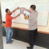 Bhabinkamtibmas Tuk Pasang Pamflet Karhutla, Ajak Warga Jaga Kamtibmas dan Jaga Rawat Jawa Barat