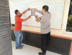 Bhabinkamtibmas Tuk Pasang Pamflet Karhutla, Ajak Warga Jaga Kamtibmas dan Jaga Rawat Jawa Barat